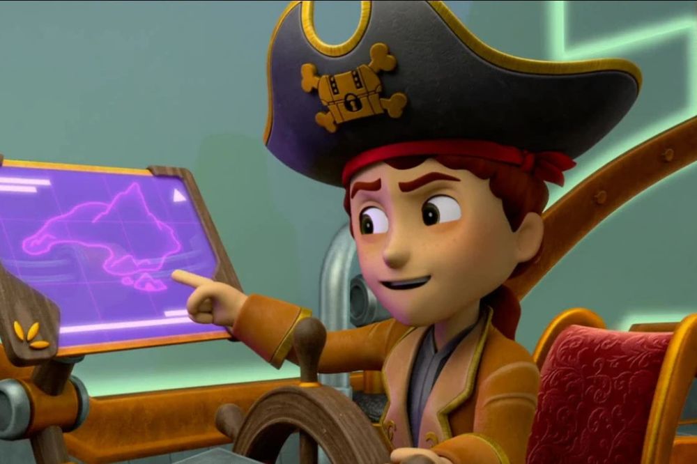 Garçon pirate aux cheveux bruns portant un chapeau noir décoré d’un coffre doré, pointant une carte holographique violette à bord de son navire, personnage de Sid Laratisse dans Paw Patrol.