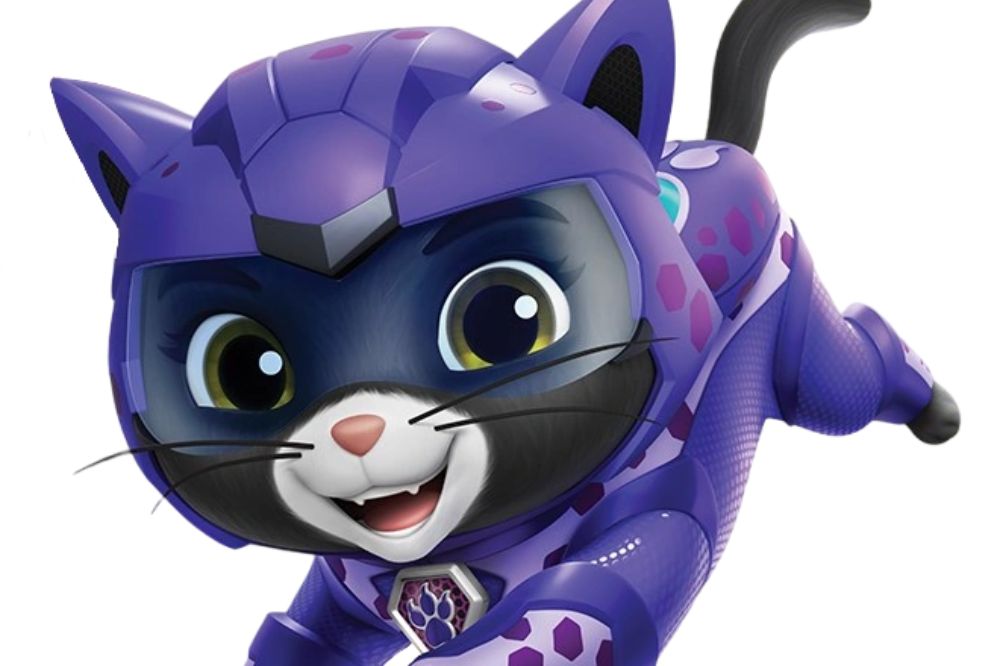 Une chatte noire et blanche portant une combinaison et un casque violets futuristes, en position de vol avec un grand sourire.
