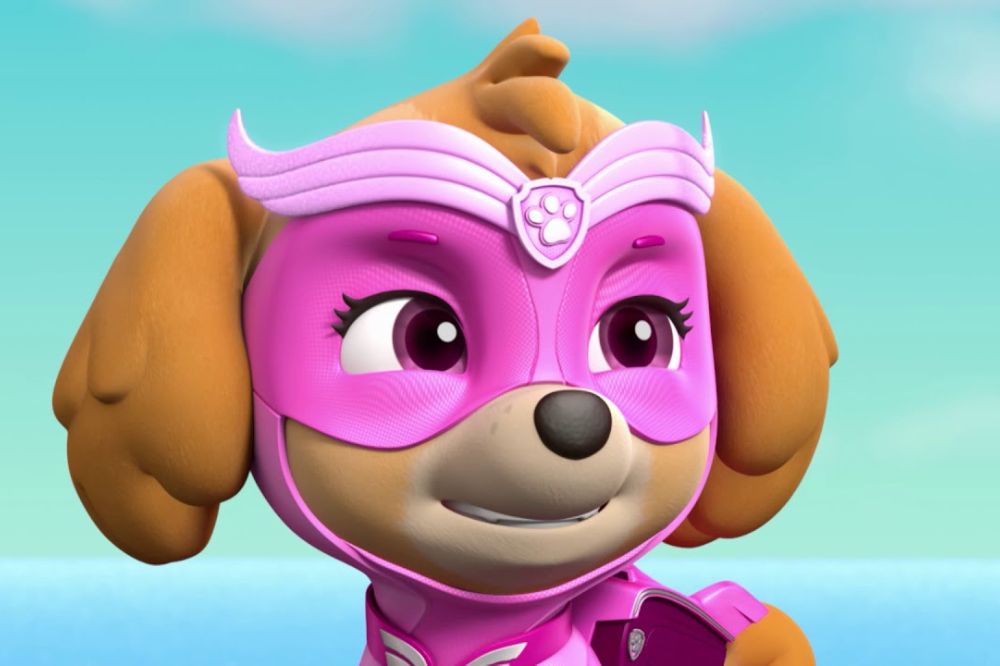 Stella, la chienne pilote de la Pat’ Patrouille, portant un costume rose de super-héroïne.